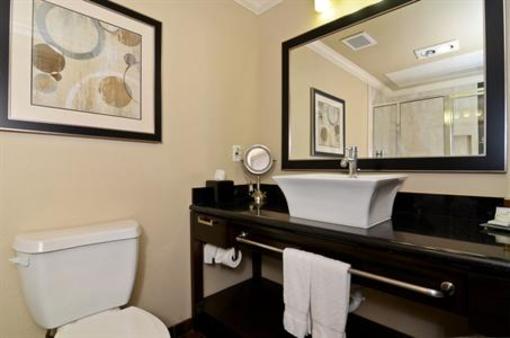 фото отеля BEST WESTERN PREMIER Crown Chase Inn & Suites