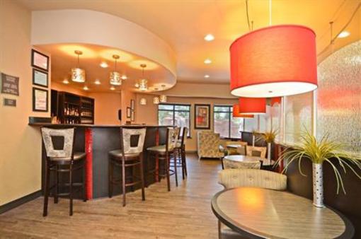 фото отеля BEST WESTERN PREMIER Crown Chase Inn & Suites