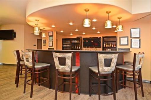 фото отеля BEST WESTERN PREMIER Crown Chase Inn & Suites