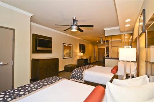 фото отеля BEST WESTERN PREMIER Crown Chase Inn & Suites