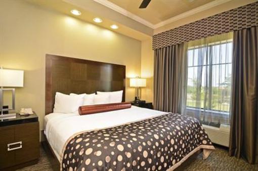 фото отеля BEST WESTERN PREMIER Crown Chase Inn & Suites