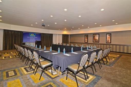 фото отеля BEST WESTERN PREMIER Crown Chase Inn & Suites