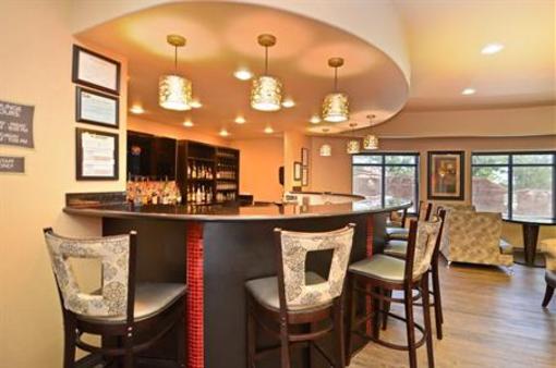 фото отеля BEST WESTERN PREMIER Crown Chase Inn & Suites
