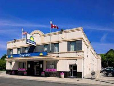 фото отеля Days Inn - Toronto East Beaches