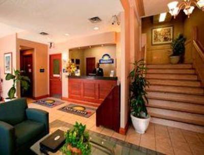 фото отеля Days Inn - Toronto East Beaches