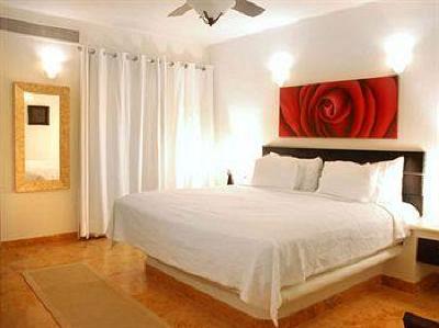 фото отеля El Taj Oceanfront & Beachside Condo Hotel