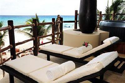 фото отеля El Taj Oceanfront & Beachside Condo Hotel