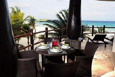 фото отеля El Taj Oceanfront & Beachside Condo Hotel