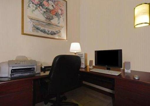 фото отеля Clarion Inn & Suites Northwest