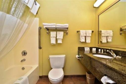 фото отеля BEST WESTERN PLUS Brunswick Inn & Suites