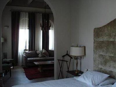 фото отеля Notre Dame Guest House