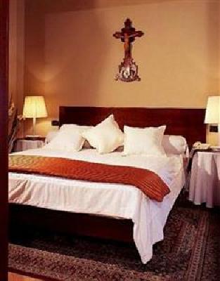 фото отеля Notre Dame Guest House