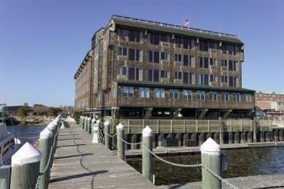 фото отеля Wyndham Inn on Long Wharf