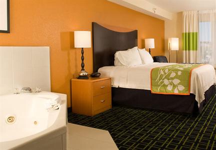 фото отеля Fairfield Inn & Suites Orlando Lake Buena Vista