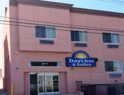 фото отеля Days Inn & Suites Ozone Park JFK Airport