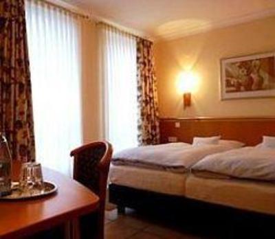 фото отеля Hotel Garni an der Eissporthalle