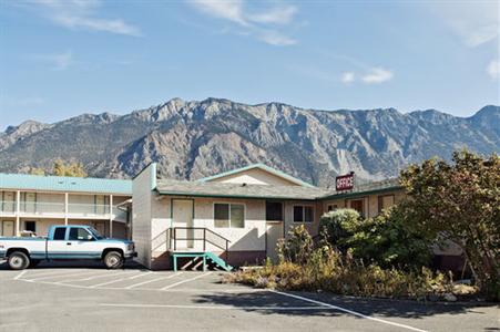 фото отеля Canada's Best Value Inn-Mile 0