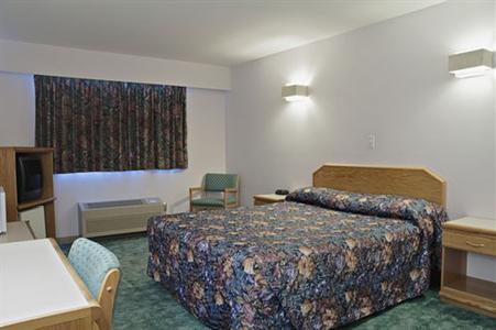 фото отеля Canada's Best Value Inn-Mile 0