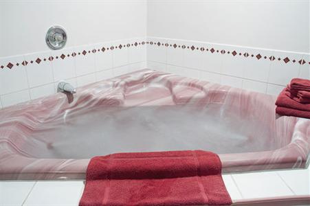 фото отеля Canada's Best Value Inn-Mile 0