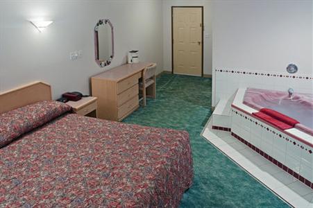 фото отеля Canada's Best Value Inn-Mile 0