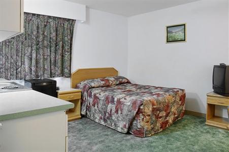 фото отеля Canada's Best Value Inn-Mile 0