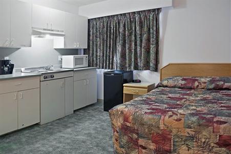 фото отеля Canada's Best Value Inn-Mile 0