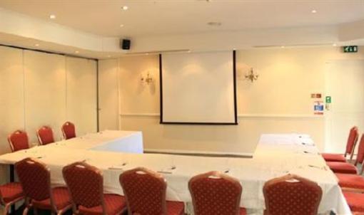 фото отеля The Devils Punchbowl Hotel Hindhead