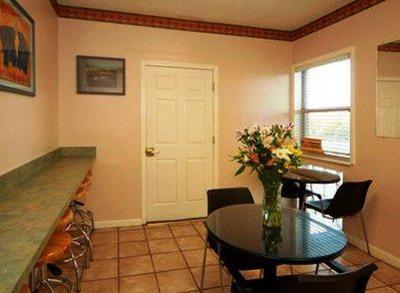 фото отеля Econo Lodge West Gainesville