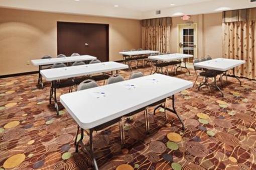 фото отеля Holiday Inn Express Hotel & Suites Okmulgee