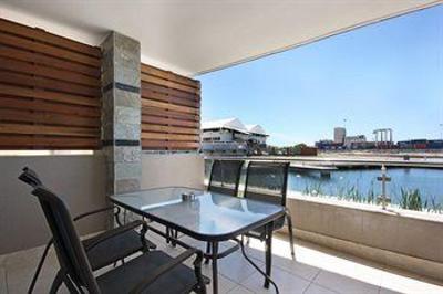 фото отеля Canal Quays Apartments Cape Town