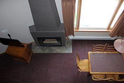 фото отеля Nancy Greene's Cahilty Lodge