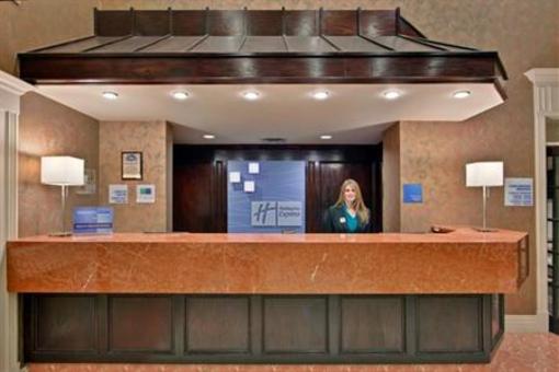 фото отеля Holiday Inn Express Whitby Oshawa