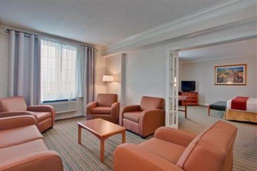 фото отеля Holiday Inn Express Whitby Oshawa