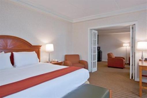 фото отеля Holiday Inn Express Whitby Oshawa