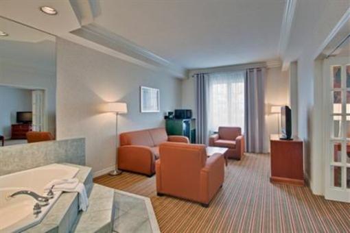 фото отеля Holiday Inn Express Whitby Oshawa