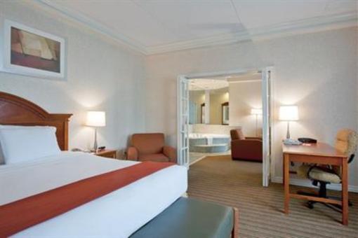 фото отеля Holiday Inn Express Whitby Oshawa