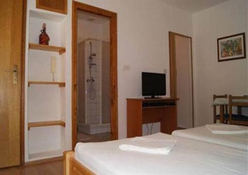 фото отеля Rog Dogg Rooms