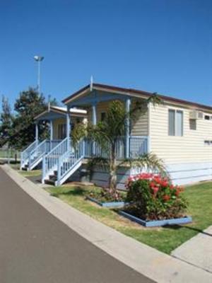 фото отеля Warilla Bowls & Recreation Club Holiday Cabins Barrack Heights