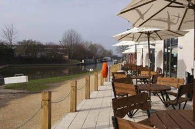фото отеля Premier Inn Stratford Upon Avon Waterways