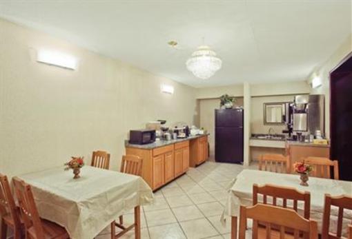 фото отеля Americas Best Value Inn - Pittsburgh Airport