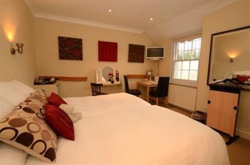 фото отеля Falcon Inn Denham
