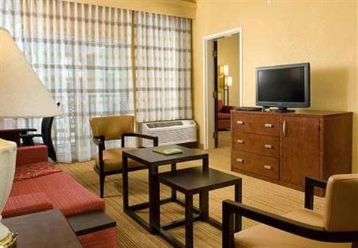 фото отеля Courtyard by Marriott Charleston Waterfront