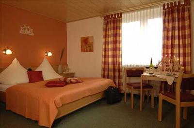 фото отеля Landhotel Grunes Gericht Neuhausen