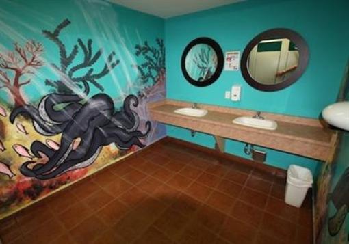 фото отеля SameSun Backpackers Lodge Kelowna