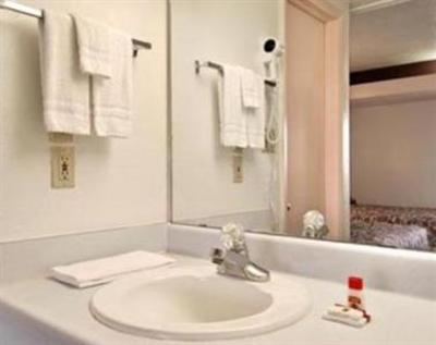 фото отеля Travelers Inn Midwest City