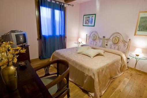 фото отеля B & B La Casa Del Palombaro