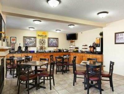 фото отеля Days Inn and Suites - Des Moines Airport