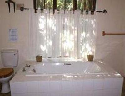 фото отеля Isinkwe Backpackers Bushcamp
