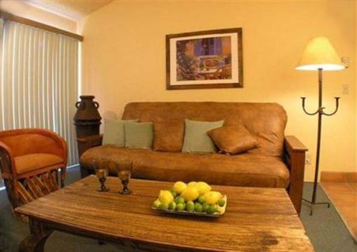 фото отеля Lemon Tree Hotel and Suites