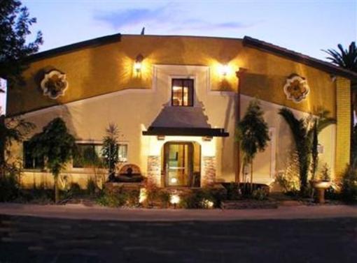 фото отеля Lemon Tree Hotel and Suites